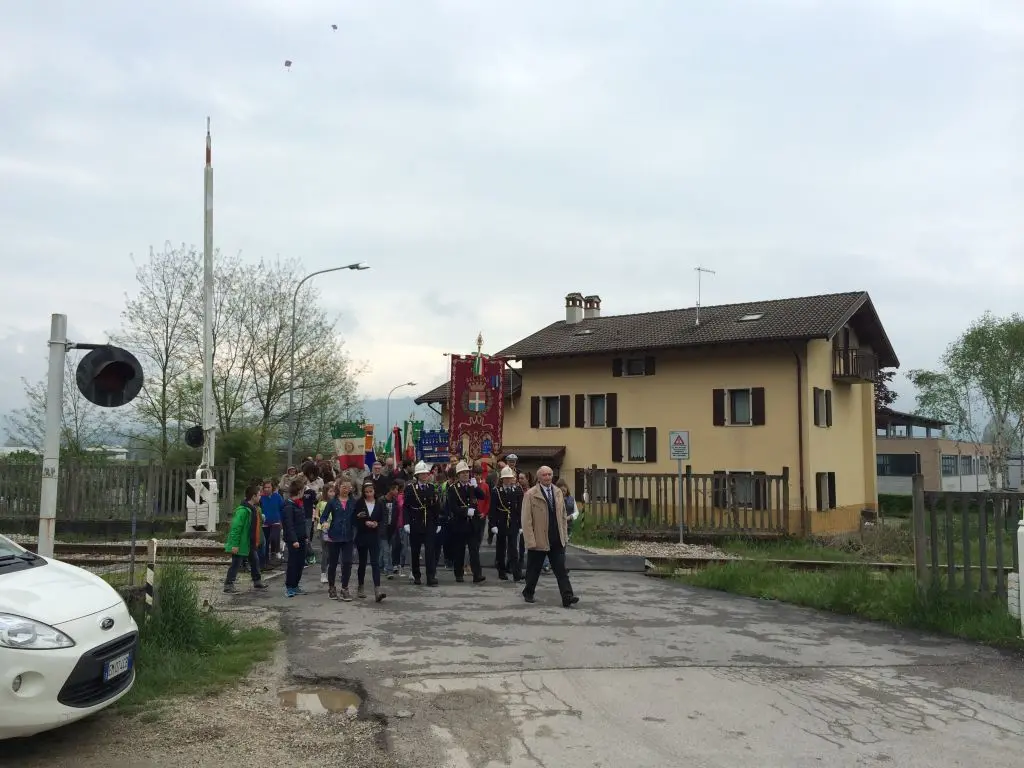 Il corteo composto da studenti, istituzioni e associazioni di reduci a Fiammoi