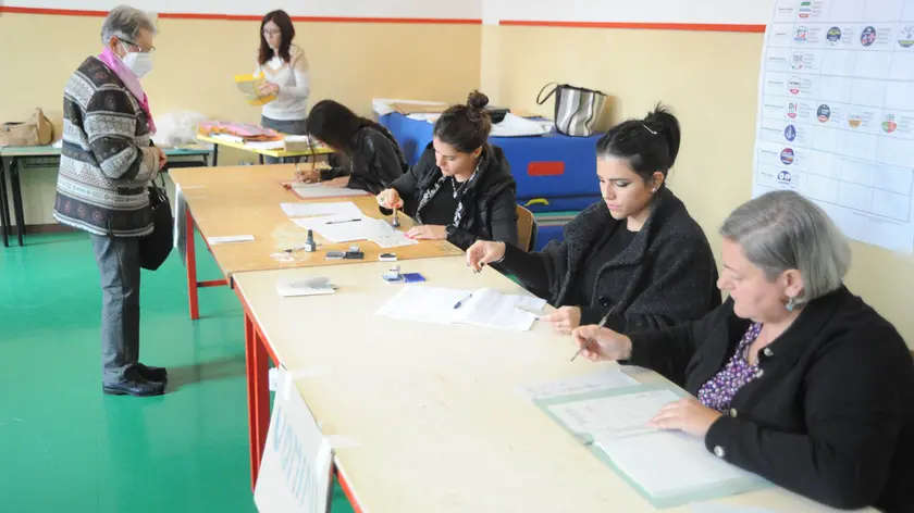 Le operazioni di voto in un seggio bellunese