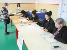 Le operazioni di voto in un seggio bellunese