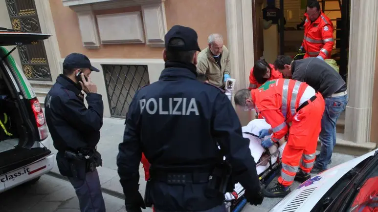 INFORTUNIO SUL LAVORO NEGOZIO NAU OCCHIALI VIA EMILIA SAN PIETRO 2 REGGIO EMILIA