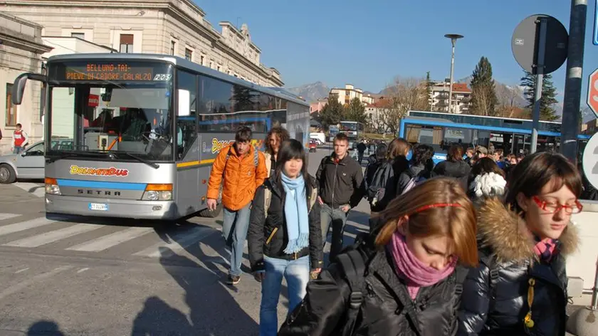 Belluno, 30 novembre 2007. Gli autobus della Dolomiti Bus in piazzale stazione sono costretti a viaggiare a passo d'uomo in mezzo ai pedoni. Non esistono infatti percorsi separati per mezzi e per i pedoni. - Gli studenti pagheranno cifre diverse in base ai km di percorrenza