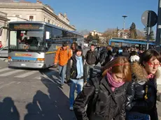 Belluno, 30 novembre 2007. Gli autobus della Dolomiti Bus in piazzale stazione sono costretti a viaggiare a passo d'uomo in mezzo ai pedoni. Non esistono infatti percorsi separati per mezzi e per i pedoni. - Gli studenti pagheranno cifre diverse in base ai km di percorrenza