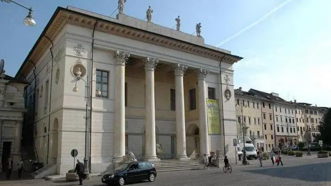 Belluno 2006. Il teatro comunale a Belluno. - Una veduta del teatro Comunale di Belluno