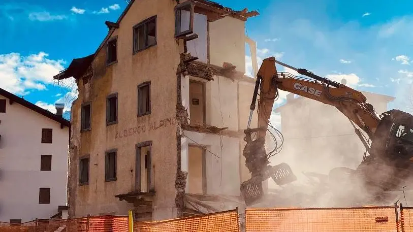 La demolizione dell'albergo Alpino