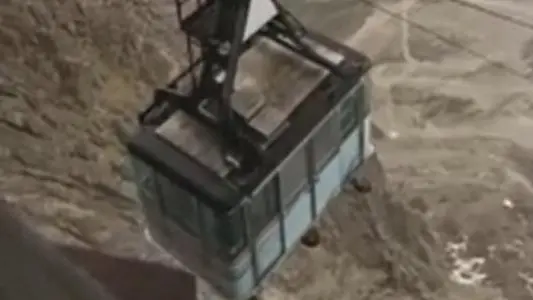 La cabinovia sospesa nel vuoto