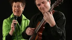 Enrica Bacchia accompagnata alla chitarra da Massimo Zemolin domani a Trichiana