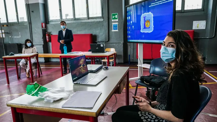 La studentessa Martina Baeli durante l'esame di maturità presso la scuola liceo classico e musicale Tassoni. Torino 17 giugno 2020 ANSA/TINO ROMANO