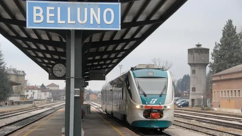 Belluno, 10 dicembre 2007. Alla stazione di Belluno arriva il nuovo servizio navetta di trenitalia Il Minuetto