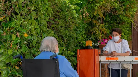 Monselice (PD), 28 maggio 2020. Riapertura delle visite dei parenti al Centro Servizi Anziani di Monselice. Nella Foto: una signora visita una parente ospite al Centro Servizi con le disposizioni di sicurezza