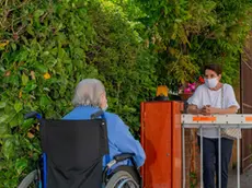 Monselice (PD), 28 maggio 2020. Riapertura delle visite dei parenti al Centro Servizi Anziani di Monselice. Nella Foto: una signora visita una parente ospite al Centro Servizi con le disposizioni di sicurezza