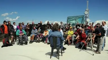 Reinhold Messner intrattiene degli ospiti sulla terrazza sopra il museo del Rite