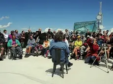 Reinhold Messner intrattiene degli ospiti sulla terrazza sopra il museo del Rite