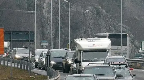 Longarone 09 gennaio 2005, solita coda di traffico per il rientro dalle piste da sci, statale alemagna