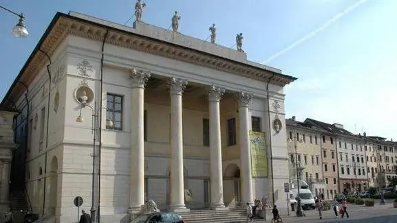 Belluno 2006. Il teatro comunale a Belluno. - Una veduta del teatro Comunale di Belluno