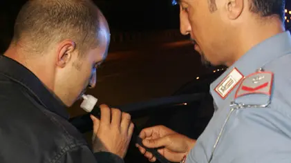 20081230 - ROMA -CLJ - CAPODANNO: OLTRE MILLE CARABINIERI IMPIEGATI PER CONTROLLI ALLA CIRCOLAZIONE STRADALE- Una immagine di archvio di un controllo all'alcol de carabinieri. Saranno piu' di mille i Carabinieri impegnati la notte di San Silvestro in una serie di controlli a Roma e provincia lungo le principale arterie stradali anche con l'ausilio di etilometri, drug test ed autovelox. L'obiettivo principale è quello di evitare che qualcuno, alla guida del proprio mezzo ubriaco o sotto l'effetto di sostanze stupefacenti, possa mettere a rischio la propria incolumità e quella di altre persone. ANSA _ MASSIMO PERCOSSI- COC