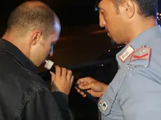 20081230 - ROMA -CLJ - CAPODANNO: OLTRE MILLE CARABINIERI IMPIEGATI PER CONTROLLI ALLA CIRCOLAZIONE STRADALE- Una immagine di archvio di un controllo all'alcol de carabinieri. Saranno piu' di mille i Carabinieri impegnati la notte di San Silvestro in una serie di controlli a Roma e provincia lungo le principale arterie stradali anche con l'ausilio di etilometri, drug test ed autovelox. L'obiettivo principale è quello di evitare che qualcuno, alla guida del proprio mezzo ubriaco o sotto l'effetto di sostanze stupefacenti, possa mettere a rischio la propria incolumità e quella di altre persone. ANSA _ MASSIMO PERCOSSI- COC