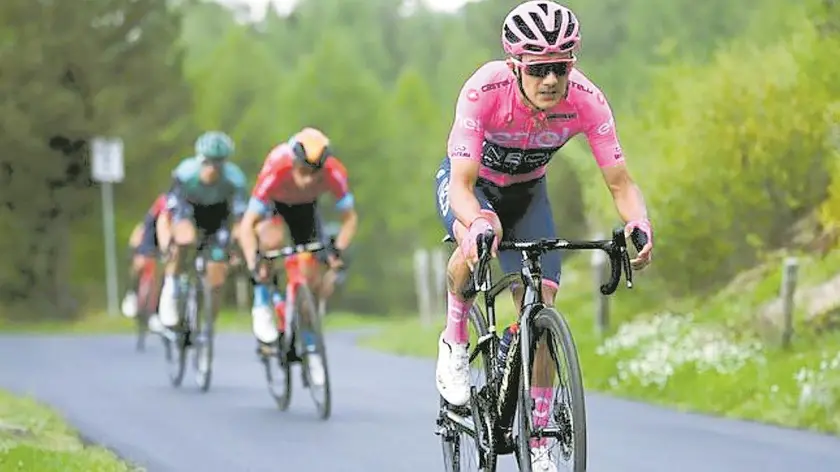La maglia rosa Richard Carapaz