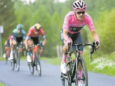 La maglia rosa Richard Carapaz