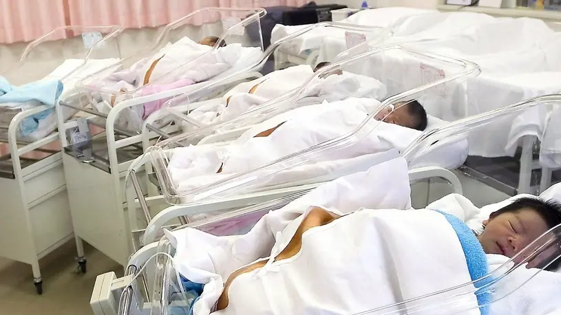 Una infermiera con in braccio un neonato in ospedale in una foto d'ARCHIVIO. ANSA