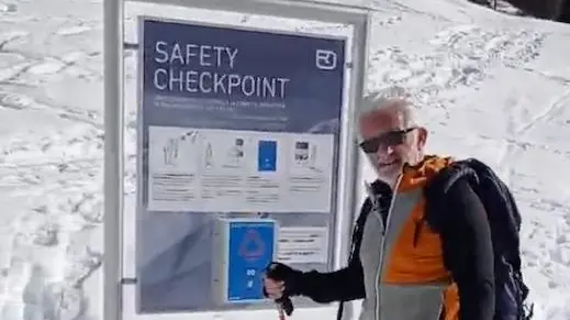 Mario Piacentini, gestore del rifugio Città di Fiume, davanti al punto di controllo per gli Artva