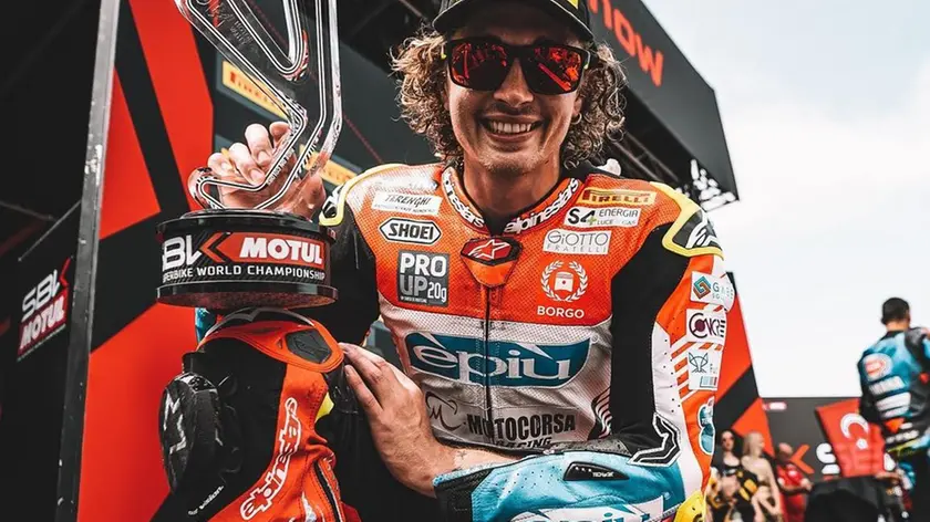 Axel Bassani con la coppa del terzo posto