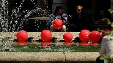 Palloncini rossi nella fontana di piazza dei Martiri, gli adesivi colorati sulla fiancata di un’auto e persone con i palloni in mano. Si tratta della prima iniziativa della campagna di sensibilizzazione per la sicurezza stradale che verrà presentata ufficialmente il prossimo 19 maggio e che sta già suscitando molta curiosità