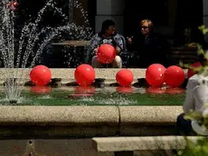 Palloncini rossi nella fontana di piazza dei Martiri, gli adesivi colorati sulla fiancata di un’auto e persone con i palloni in mano. Si tratta della prima iniziativa della campagna di sensibilizzazione per la sicurezza stradale che verrà presentata ufficialmente il prossimo 19 maggio e che sta già suscitando molta curiosità