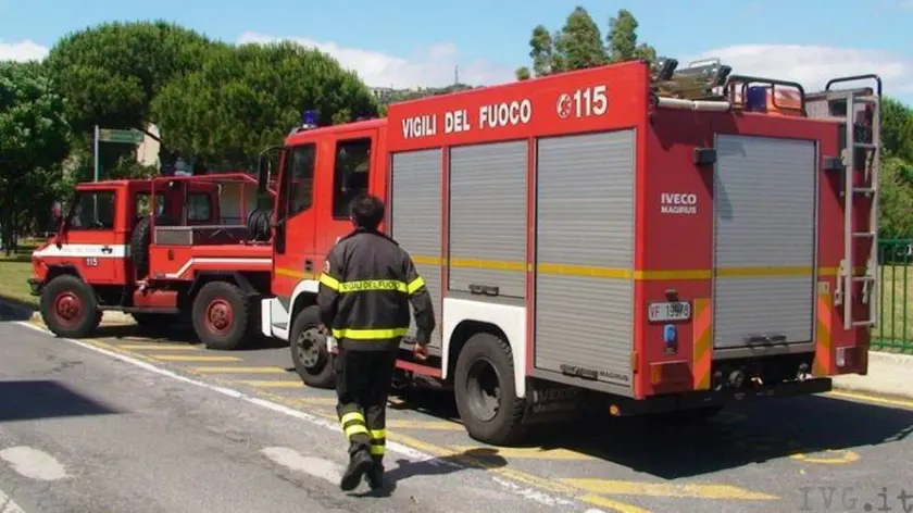 Vigili del fuoco durante una operazione di ricerca