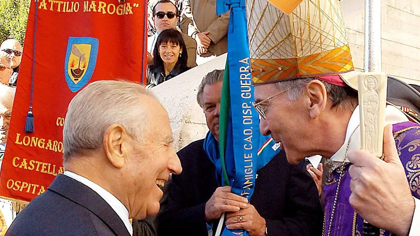 Una foto risalente all’8 ottobre 2003: il saluto tra monsignor Vincenzo Savio e il Presidente della Repubblica Carlo Azeglio Ciampi