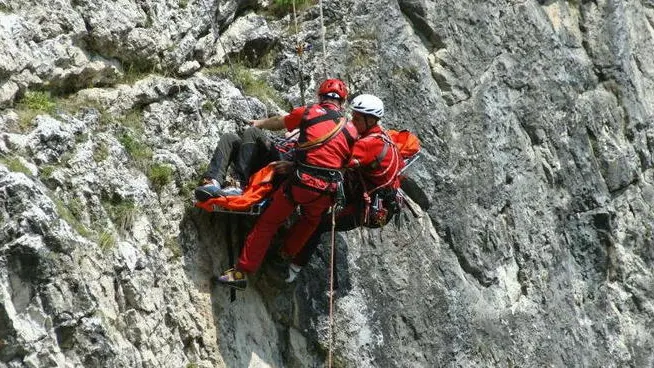 Castello di Andraz (Belluno), 14 luglio 2007. Esercitazione della delegazione bellunese del soccorso alpino con impiego di elicotteri e rocciatori.