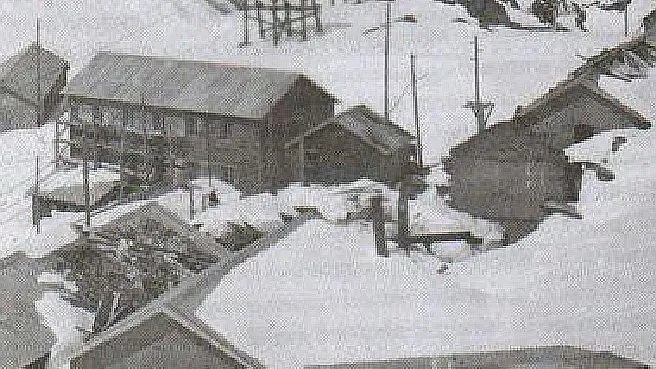 Il villaggioi degli operai di Izourt sepolto dalla neve