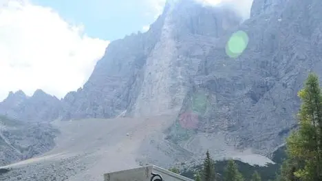 Alberto Bonafede e Aldo Giustina del soccorso alpino vengono travolti dal crollo di una roccia durante un operazione di soccorso. calatisi per 120 m dalla sommità del monte pelmo per soccorrere due rocciatori tedeschi alle 5 del mattino a pochi metri dai feriti precipitano per 700 m sotto 2800 metri cubi di roccia.