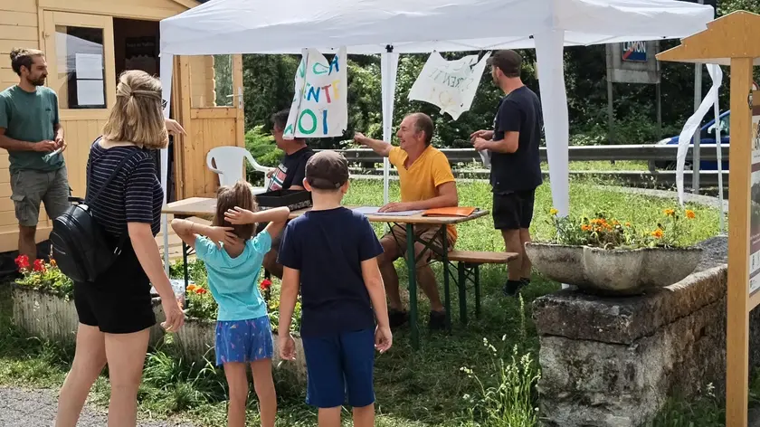 Il gazebo per la raccolta firme contro la diga del Vanoi che ha debuttato a Ponte Serra