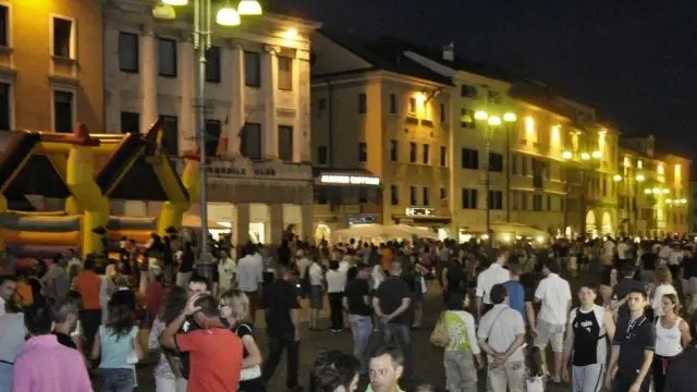 Belluno, 3 luglio 2008. giovedÃ¬ di seraPiazza dei Martiri piena di gente durante un giovedi' di sera