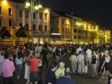 Belluno, 3 luglio 2008. giovedÃ¬ di seraPiazza dei Martiri piena di gente durante un giovedi' di sera