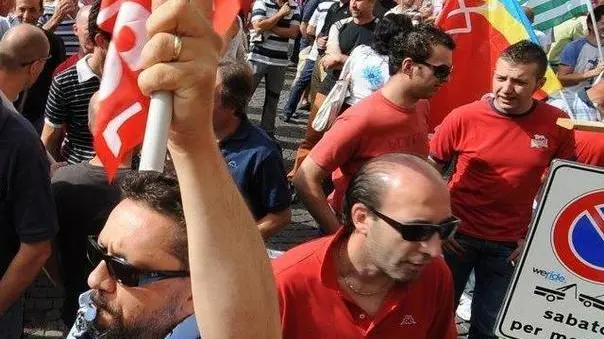 Belluno, 3 giugno 2009. in piazza martiri manifestazione degli operai della ceramica dolomite per la chiusura dell'aziendaA sinistra i lavoratori schierati di fronte al palazzo della Prefettura A destra un momento della protesta in piazza Duomo