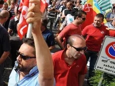 Belluno, 3 giugno 2009. in piazza martiri manifestazione degli operai della ceramica dolomite per la chiusura dell'aziendaA sinistra i lavoratori schierati di fronte al palazzo della Prefettura A destra un momento della protesta in piazza Duomo