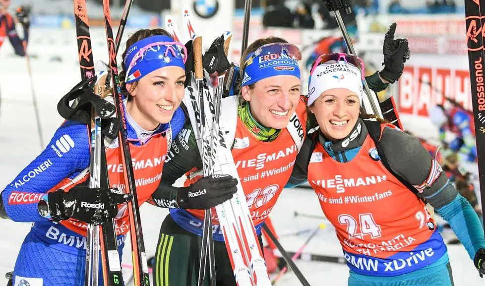 epa06596320 (L-R) Second placed Lisa Vittozzi from Italy , winner Vanessa Hinz from Germany and third placed Anais Chevalier from France celebrate in the finish area after the Women's 12.5 Km Mass Start race at the IBU Biathlon World Cup in Kontiolahti, Finland, 11 March 2018. EPA/KIMMO BRANDT