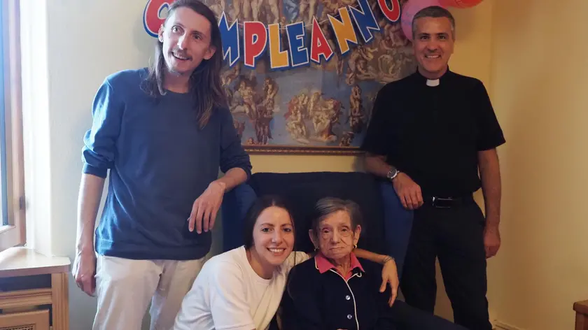 Amabile Deola, 107 anni, con i nipoti Simone e Michela e il parroco don Massimiliano Zago