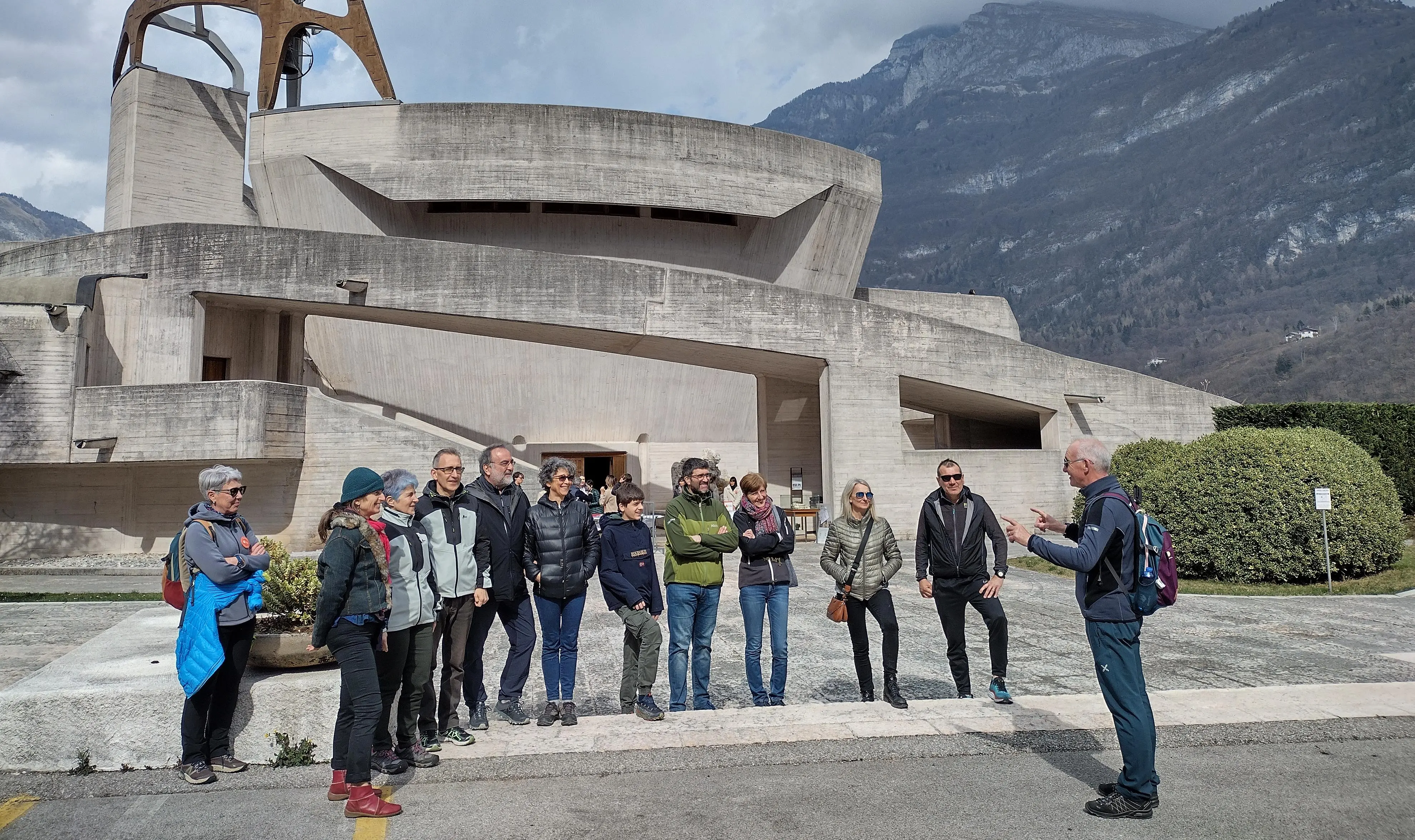 Un gruppo di visitatori davanti alla chiese del Michelucci a Longarone