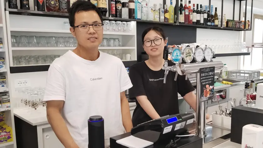 Domenico e Monica dietro al bancone