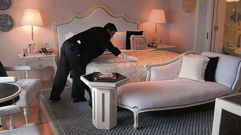 epa02284101 A worker making the bed in a renovated room of the heritage wing of the Taj Mahal hotel in Mumbai, India, on 12 August 2010. Mumbai's Taj Mahal hotel, which was one of the major targets of terror attacks in 2008, is set to reopen its heritage wing on 15 August 2010, India's Independence Day. EPA/STR*************** TRADUZIONE ***************epa02284101 Un lavoratore che fa il letto in una stanza rinnovata dell'ala di eredità del Taj l'albergo di Mahal in Mumbai, India 12 agosto 2010. Mumbai Taj Mahal albergo che era uno degli obiettivi notevoli di attacchi di terrore nel 2008 è messo riaprire la sua ala di eredità 15 agosto 2010, il giorno di Indipendenza dell'India. EPA/STR