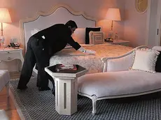 epa02284101 A worker making the bed in a renovated room of the heritage wing of the Taj Mahal hotel in Mumbai, India, on 12 August 2010. Mumbai's Taj Mahal hotel, which was one of the major targets of terror attacks in 2008, is set to reopen its heritage wing on 15 August 2010, India's Independence Day. EPA/STR*************** TRADUZIONE ***************epa02284101 Un lavoratore che fa il letto in una stanza rinnovata dell'ala di eredità del Taj l'albergo di Mahal in Mumbai, India 12 agosto 2010. Mumbai Taj Mahal albergo che era uno degli obiettivi notevoli di attacchi di terrore nel 2008 è messo riaprire la sua ala di eredità 15 agosto 2010, il giorno di Indipendenza dell'India. EPA/STR