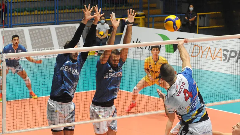 Un muro di Filippo Maccabruni e Matteo Piazzetta
