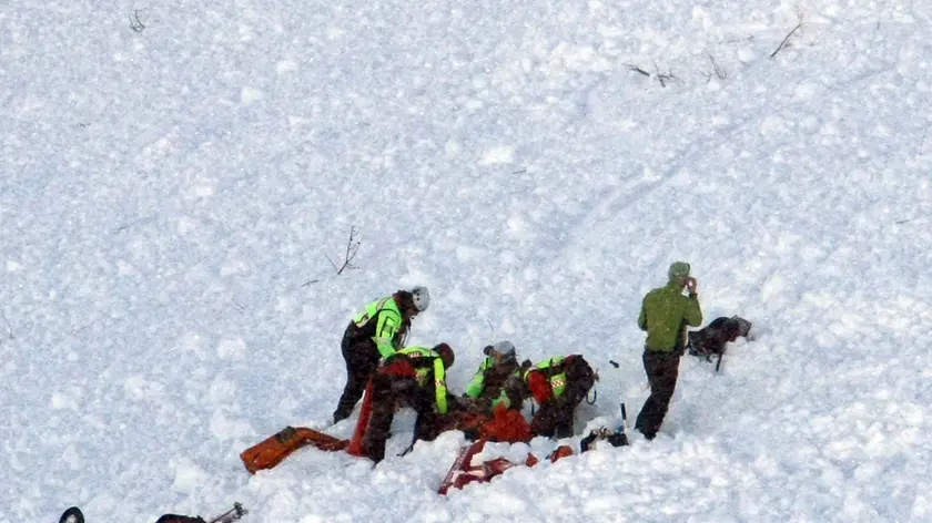 20090208 - SONDRIO - MALTEMPO: VALANGA IN VALGEROLA; MORTO ESCURSIONISTA - Uno sciatore morto dopo essere stato travolto da una valanga mentre sciava fuori pista - Il tragico epilogo di una giornata sulla neve alla cima Rosetta in Valtellina a 2300 metri di quota dove Marco Della Marianna di 37 anni di Sondrio stato travolto e ucciso da una valanga - CARLO ORLANDI /ANSA /JI)