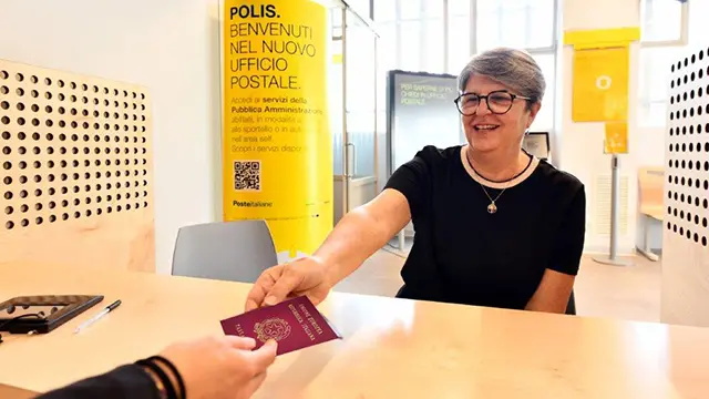 La consegna del passaporto in un ufficio postale