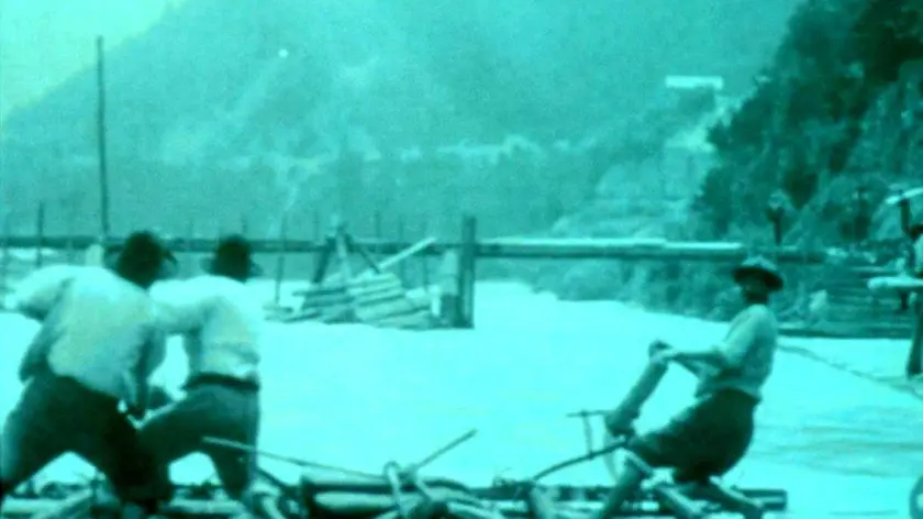 Il duro lavoro degli zattieri nel fermo immagine di un raro filmato d’epoca
