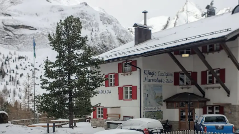 Rifugio Castiglioni al passo Fedaia oggi (19 maggio 2021)