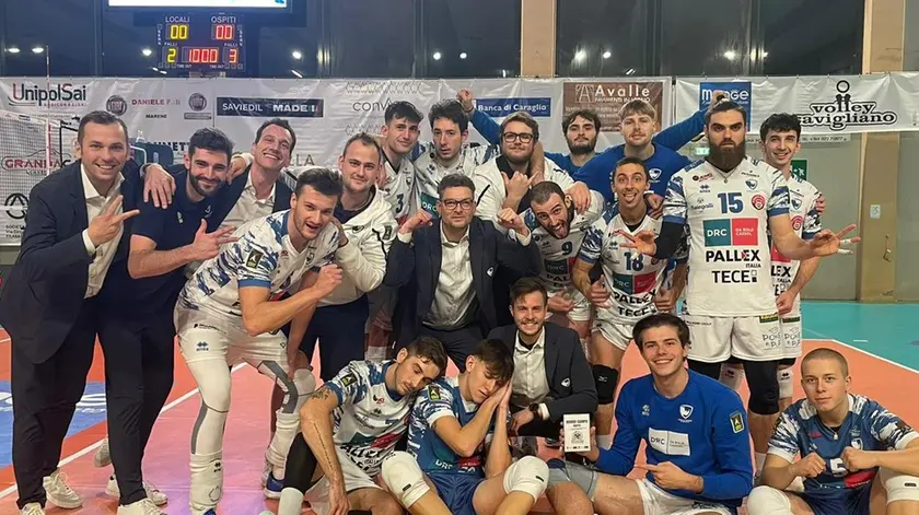 Il Belluno Volley in festa dopo la vittoria al quinto set