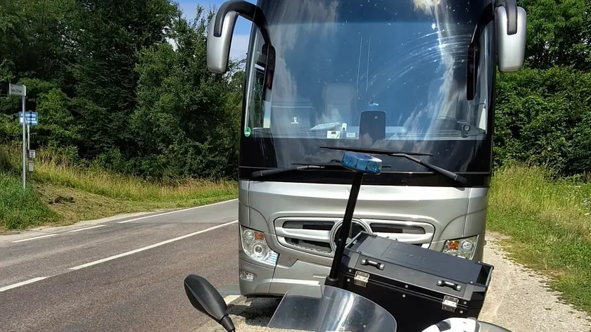 Sullo sfondo il bus controllato dagli agenti della Polizia locale